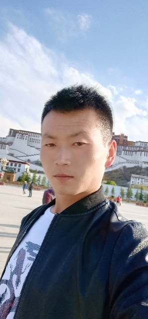 阳光下的小草的第一张照片--乌鲁木齐相亲服务中心