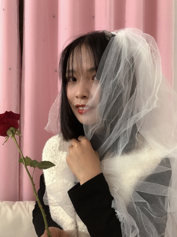 持紫菜包饭的女孩的第一张照片--乌鲁木齐相亲服务中心