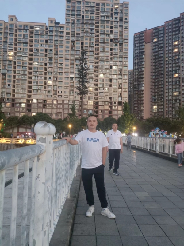 寂寞的男人的第一张照片--乌鲁木齐相亲服务中心